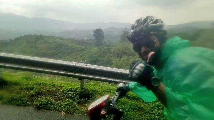 Fadrian menikmati desau angin dan tanjakan.