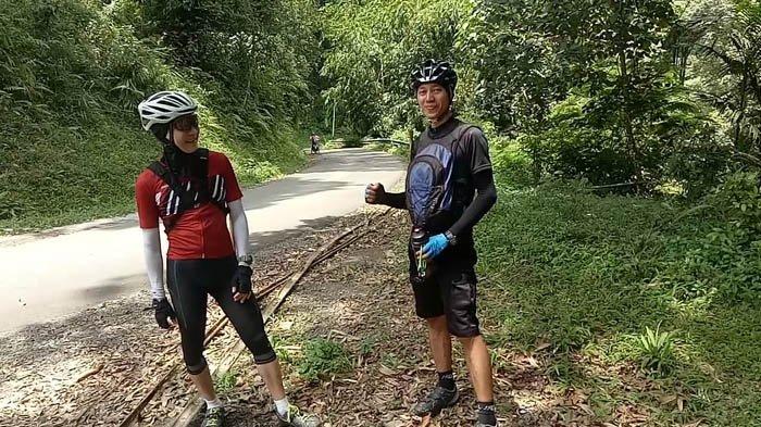 Mansur (kiri), pemuda Cikidang yang gemar bersepeda, dan satu-satunya warga kampungnya yang bersepeda.