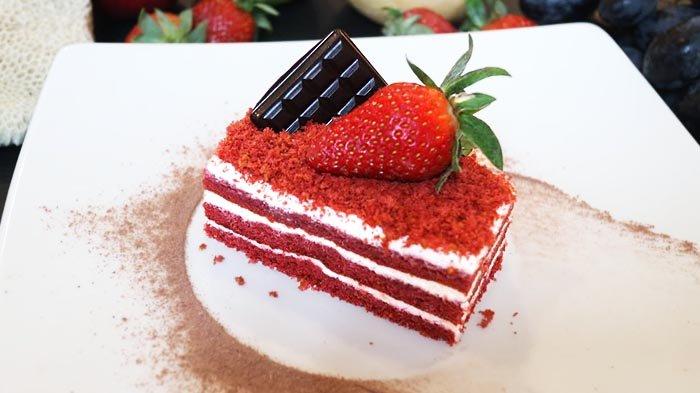 Red Velvet Cake, cake merah yang manis dan bertekstur mewah, di Kembang Sepatoe Restaurant.