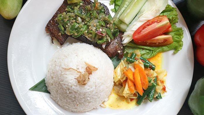 Dendeng Batokok, kuliner Minang yang selalu memuaskan lidah banyak orang. Tersaji di Kembang Sepatoe Restaurant.