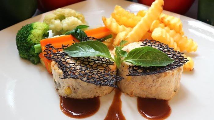 Chicken Galantine, kuliner Prancis di Kembang Sepatoe Restaurant. Menu ini cocok untuk mereka yang sedang diet rendah lemak.