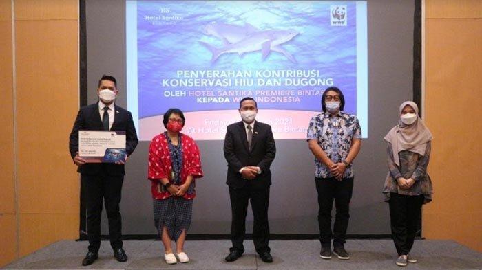Hotel Santika Premiere Bintaro mendukung konservasi ikan hiu dan dugong, dengan berdonasi Rp 100 juta melalui World Wide Fund for Nature (WWF) Indonesia. Keterangan foto: Seremoni penyerahan donasi dari GM Santika Premiere Bintaro, Ali Syukron, kepada WWF Indonesia.
