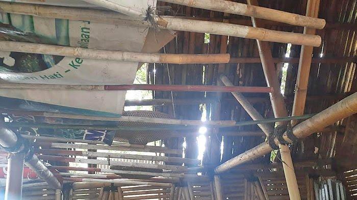 Salah satu saung di Taman Bambu yang kerusakannya cukup parah. Atapnya bolong karena bambunya sudah lapuk. Foto diambil pada 4 Januari 2021.