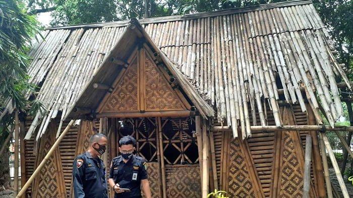 Kerusakan salah satu bangunan di Taman Bambu, Kota Tangerang. Foto diambil pada 4 Januari 2021.