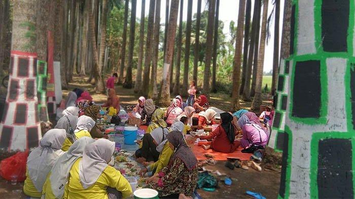 Piknik di bawah pohon palem dengan memandang sawah, di Wisata Palem Desa Bunar, Kamis (29/10/2020).