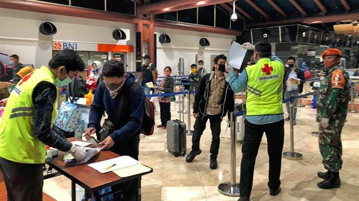 Antrean verivikasi persyaratan berupa surat keterangan sehat dna bebas Covid-19, surat tugas, rencana perjalanan di kota tujuan, dna tiket pesawat.