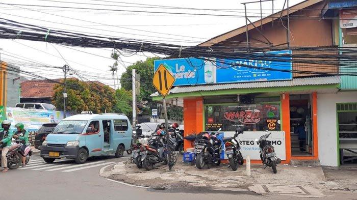Meski kondang dan punya pelanggan selebritas Ibu Kota, tampilan Warmo tetap sederhana, khas warung makan asal Tegal.
