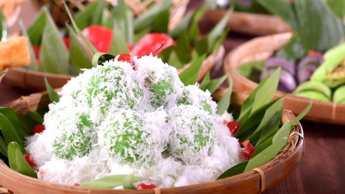 Kue Klepon menjadi salah satu jajanan kampung yang masuk sajian Kampung Jajan Yuan Garden Pasar Baru Hotel pada Ramadan 1442H.