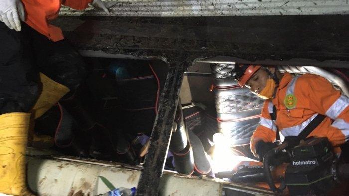 Evakuasi korban kecelakaan maut di Sumedang, Kamis (11/3/2021) pagi. Sebanyak 27 orang di dalam bus Sri Padma Kencana tewas seusai terjun ke dalam jurang di Tanjakan Cae, Rabu (10/3/2021) malam.