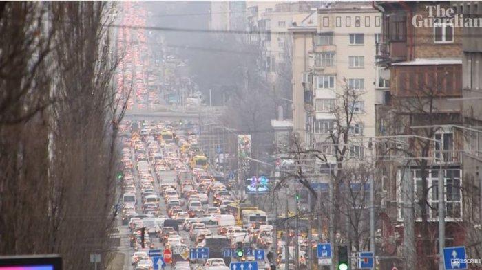 Kemacetan terjadi saat masyarakat Ukraina berusaha meninggalkan kota Kiev pasca seranga Rusia, Kamis (24/2/2022).