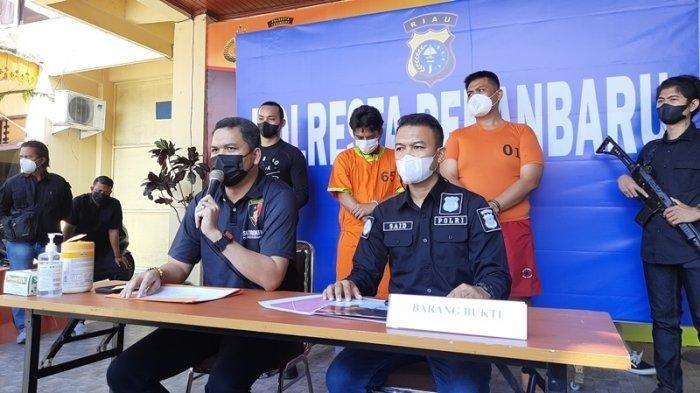 Kasatreskrim Polresta Pekanbaru, Kompol Juper Lumban Toruan menyampaikan ekspos terkait dalang aksi teror kepala anjing pada Maret 2021 lalu, Minggu (30/5/2021).
