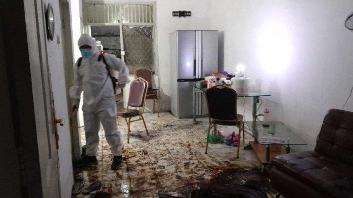 Petugas berseragam hazmat melakukan pemeriksaan ruang tamu rumah satu keluarga yang tewas di Perumahan Citra Garden Satu Extension, Kalideres, Jakarta Barat, Sabtu (12/11/2022).
