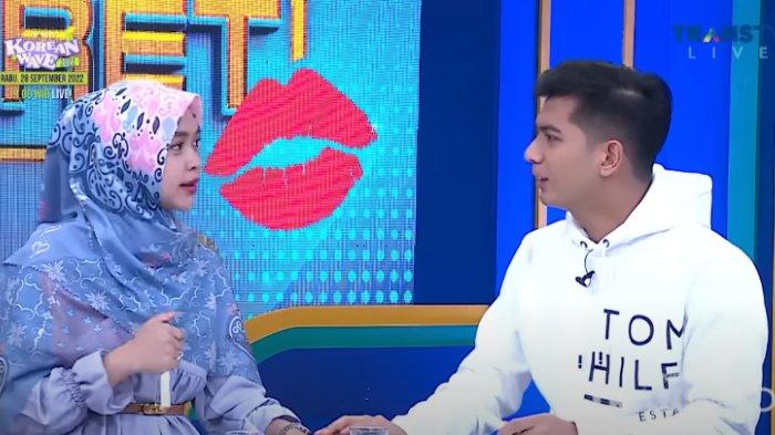 Tangkapan layar acara 'Rumpi Trans TV', Kamis (22/9/2022). Ria Ricis dan Teuku Ryan mengaku akan melakukan prank pada anaknya kelak.