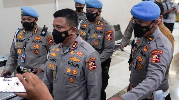 Kadiv Propam Polri (non aktif) Irjen Pol Ferdy Sambo saat meninggalkan Bareskrim Polri, Jakarta, seusai menjalani pemeriksaan, Kamis (4/8/2022).