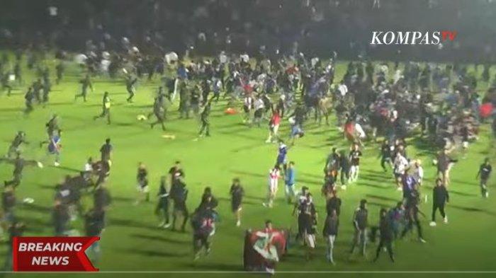 Kericuhan suporter Arema FC yang bentrok melawan polisi buntut kekalahan Arema FC dalam pertandingan Liga 1 melawan Persebaya Surabaya dengan skor 2-3 di Stadion Kanjuruhan, Malang, Sabtu (1/10/2022) malam. Dalam bentrok ini polisi menembakkan gas air mata dan 127 suporter termasuk 2 polisi dilaporkan tewas.