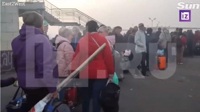 Penampakan warga pro Rusia di Kherson yang mencoba pergi kabur seusai melihat tanda kekalahan pasukan militer Rusia melawan Ukraina.