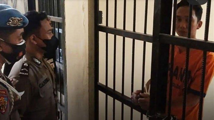 Oknum anggota Polres Pasuruan, Bripda Randy Bagus (21) saat dijebloskan di Ruang Tahanan Mapolda Jatim