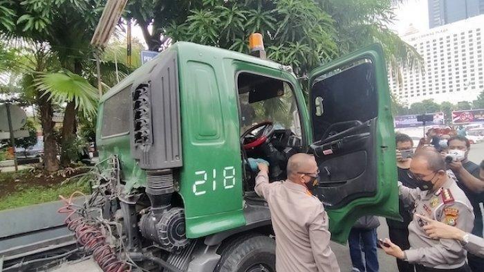 Kabid Humas Polda Metro Jaya Kombes Pol Yusri Yunus bersama Dirlantas Polda Metro Jaya Kombes Pol Sambodo Purnomo Yugo saat mengumumkan penangkapan satu unit truk trailer yang viral di media sosial, di Polda Metro Jaya, Jumat (30/4/202).