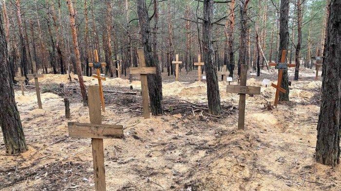Andriy Yermak selaku Kepala Kantor Staf Presiden Ukraina Volodymyr Zelensky turut memviralkan foto ratusan makam misterius di Kota Izyum lewat akun Twitter-nya @AndriyYermak.