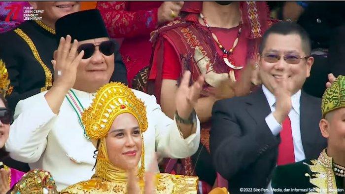 Menteri Pertahanan RI Prabowo Subianto (kiri) saat mengikuti upacara perayaan HUT RI ke-77 di Istana Merdeka, Jakarta, Rabu (17/8/2022).