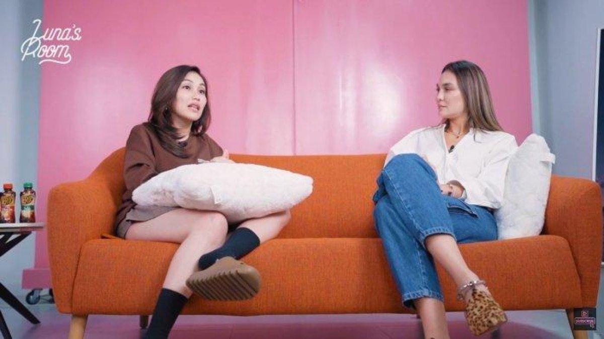 Pedangdut Luna Maya (kiri) dan Luna Maya (kanan) dalam kanal YouTube Luna Maya, Sabtu (12/11/2022). Ayu Ting Ting mengaku sudah nyaman menjomblo.