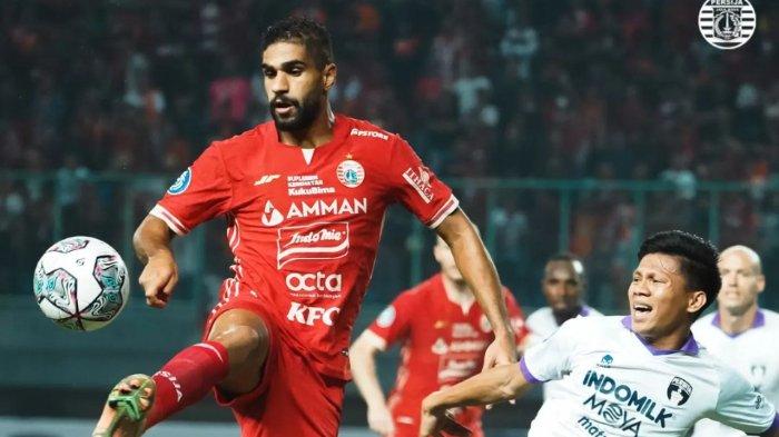 Striker asing Persija Jakarta, Abdulla Yusuf Helal saat berhadapan dengan pemain Persita Tangerang di pekan keenam Liga 1 2022/2023.