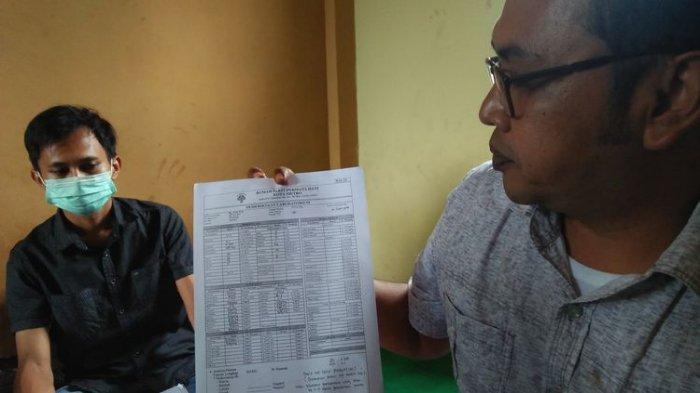 Akriman Hadi, kuasa hukum dari RH (36), pasien melahirkan yang dinyatakan positif Covid-19 dari hasil rapid tes menunjukan surat rujukan dari RS Permata Hati, Kota Metro, Sabtu (31/10/2020) sore.