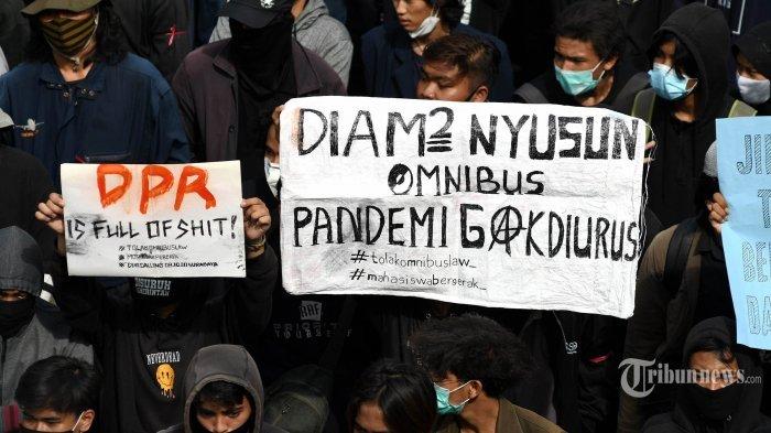 Sejumlah mahasiswa dan pelajar melakukan aksi unjuk rasa menolak Omnibus Law UU Cipta Kerja di Jalan Basuki Rahmat, Kota Surabaya, Jawa Timur, Kamis (8/10/2020).