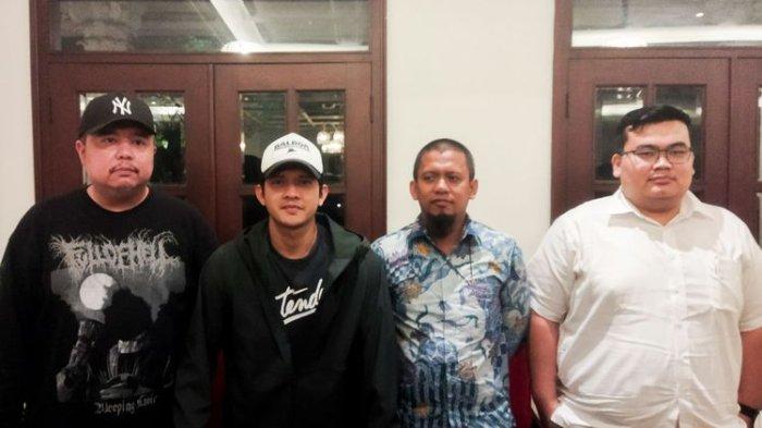 Aktor Iko Uwais dan tim kuasa hukumnya dalam jumpa pers di kawasan Wijaya, Jakarta Selatan, pada Selasa (14/6/2022).