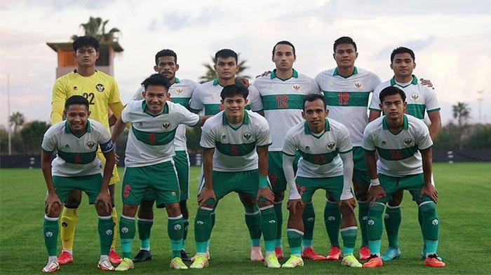 Alfeandra Dewangga bersama Timnas Indonesia pada postingan Instagram @alfeandradewangga pada Jumat (26/11/2021).
