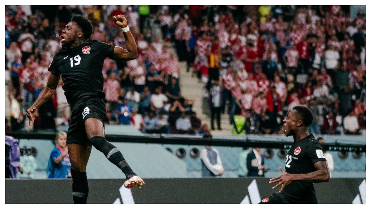 Alphonso Davies (kiri) sukses mencetak gol perdana Timnas Kanada di ajang Piala Dunia 2022.