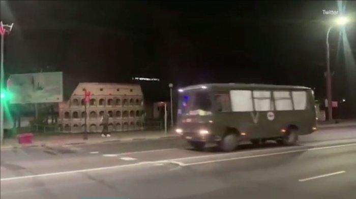 Sejumlah ambulans melintasi Belarus disebut membawa jenazah tentara Rusia dari Ukraina, Minggu (19/3/2022).