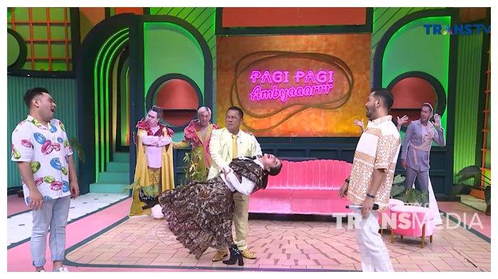 Hotman Paris saat menjadi bintang tamu di acara Pagi Pagi Ambyar Trans TV, Kamis (1/9/2022). Hotman Paris mengaku tertarik menjadikan Dewi Perssik sebagai asisten pribadi.