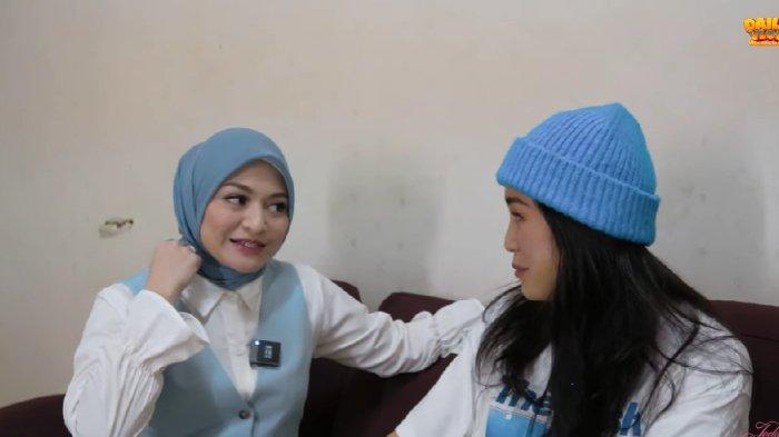 Nathalie Holscher (kiri) dan Jessica Iskandar (kanan) dalam kanal YouTube Jessica Iskandar, Rabu (13/7/2022). Nathalie Holscher mengaku dibiarkan mengurus anak Sule sendiri.