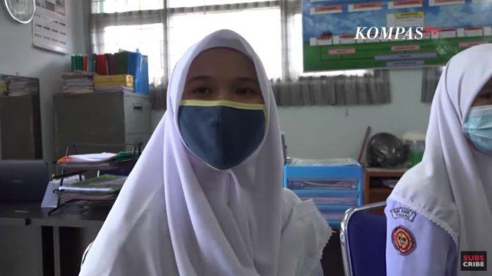 Elizabet Anggelia Zega, siswi non-muslim di SMKN 2 Padang yang mengaku memakai jilbab karena peraturan dan ingin menyesuaikan diri dengan lingkungan di sekitarnya.