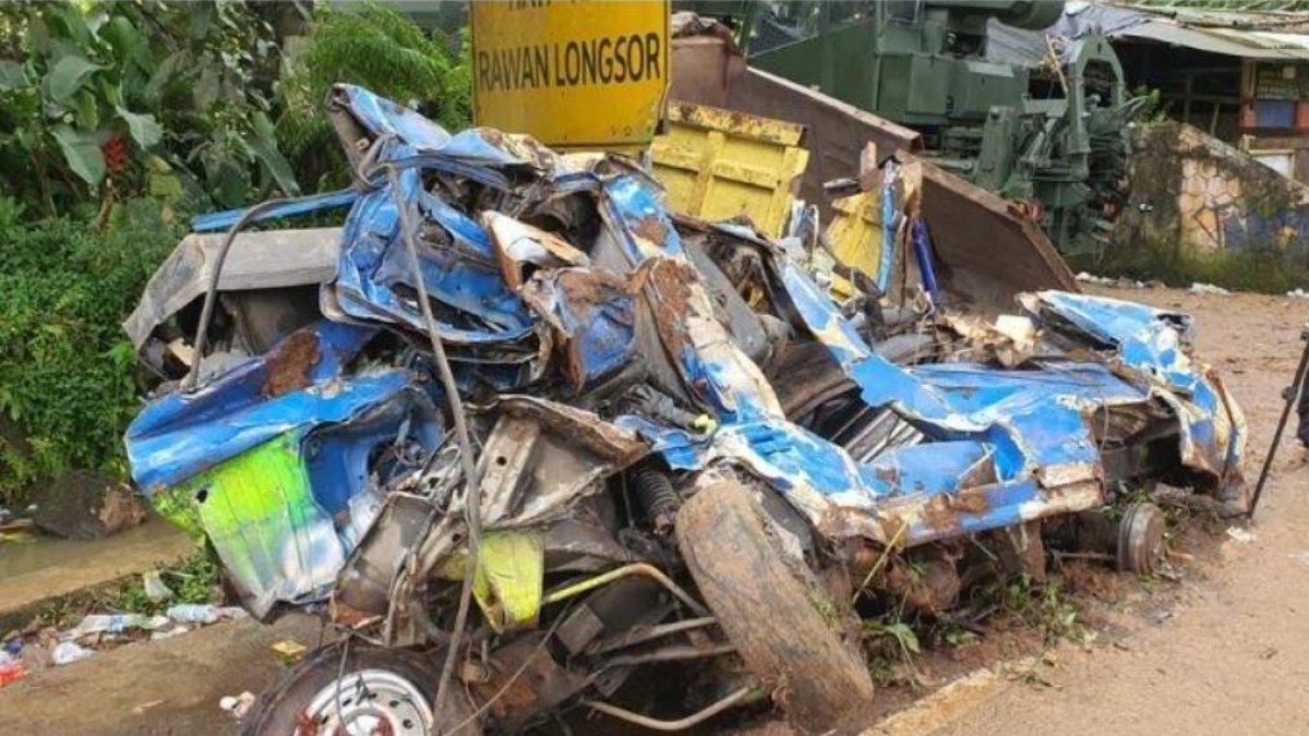 Sebuah angkot yang sudah ringsek ditemukan setelah terseret kemudian tertimbun longsor di Jalan Raya Cipanas, saat gempa bumi Cianjur, Senin (21/11/2022).
