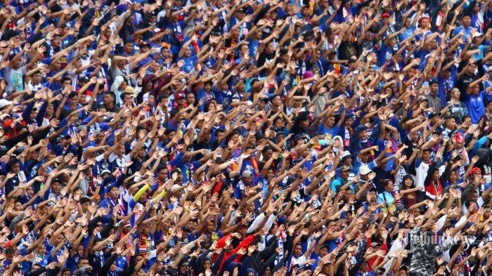 Aremania saat mendukung Arema FC melawan Persib Bandung dalam laga Liga 1 di Stadion Kanjuruhan Kepanjen, Kabupaten Malang, Minggu (8/3/2020). SURYA/HAYU YUDHA PRABOWO
