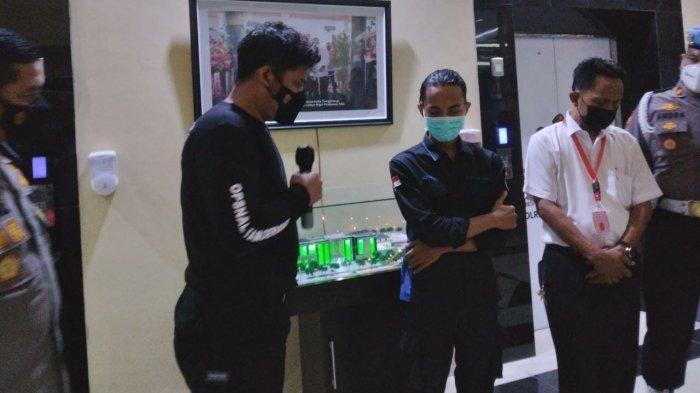 NP anggota Polresta Tangerang (kiri) meminta maaf kepada Fariz atas perbuatannya yang kasar saat pengamanan unjuk rasa di Kabupaten Tangerang, Rabu (13/10/2021) malam.