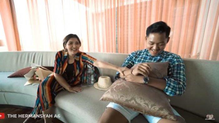 Penyanyi Ashanty dan putranya, Azriel Hermansyah dalam tayangan di kanal YouTube The Hermansyah, Jumat (16/10/2020). Ashanty membujuk Azriel yang merasa cemburu pada Aurel Hermansyah.
