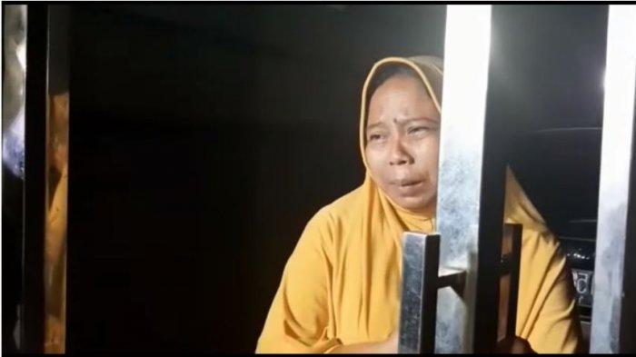 Asisten rumah tangga keluarga Ririe Fairus, Siti Munawaroh, menangisi nasib anak-anak Ayus yang terdampak perselingkuhan sang ayah dengan Nissa Sabyan, Kamis (25/2/2020).