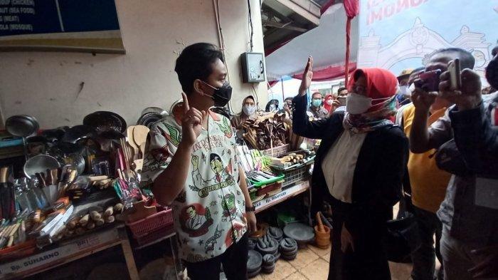 Wali Kota Solo yang baru beberapa jam dilantik Gibran Rakabuming Raka saat meninjau persiapan vaksinasi Covid-19 di Pasar Gede Solo, Jumat (26/2/2021).
