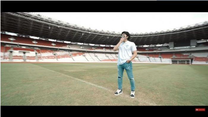 Atta Halilintar saat meninjaui lokasi pernikahan impiannya di Stadion Gelora Bung Karno, Selasa (23/2/2021).