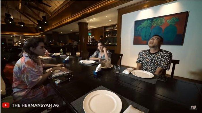Aurel Hermansyah (kiri), Ashanty (tengah) dan Anang Hermansyah dalam kanal YouTube The Hermansyah A6, Senin (19/10/2020). Ashanty mengomeli Anang akibat cedera di bagian kaki.