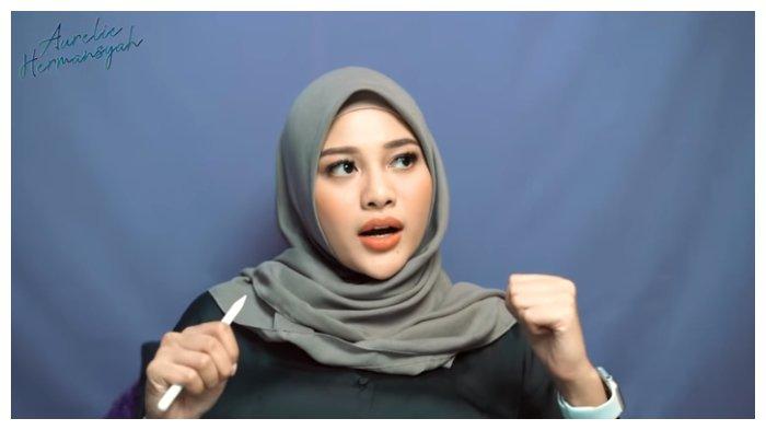 Tangkapan layar Aurel Hermansyah membacakan curhatan netizen soal kehamilan dan keguguran.