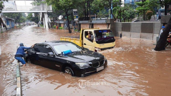 BANJIR JAKARTA - Sejumlah kendaraan terjebak banjir di Jalan Buncit Raya, Pejaten, Jakarta Selatan, Sabtu (20/2/2021). Hujan lebat yang mengguyur Jakarta sejak dini hari, membuat sejumlah jalanan di Ibukota terendam banjir. Salah satunya di Jalan Buncit Raya, akses jalan tersebut lumpuh.