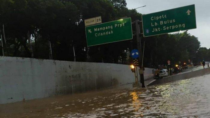 Banjir menggenangi Tol JORR ruas Jalan TB Simatupang, Jakarta Selatan, Sabtu (20/2/2021).