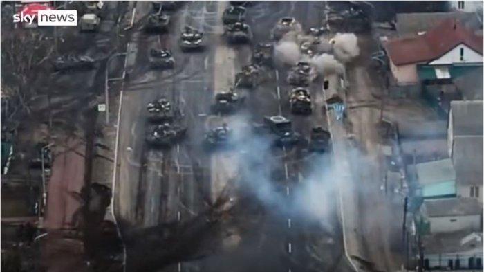 Barisan tank Rusia terpukul mundur saat bergerak di pinggiran Kiev, ibukota Ukraina, Kamis (10/3/2022). Satu diantaranya terdapat kendaraan TOS-1A, yang merupakan senjata thermobaric andalan Rusia.