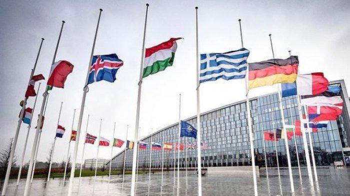 Bendera-bendera anggota negara NATO yang dikibarkan setengah tiang sebagai tanda berkabung dalam Hari Peringatan Holocaust, Kamis (27/1/2022).