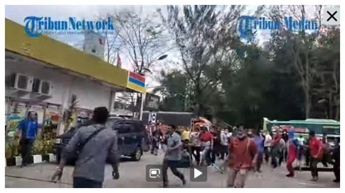 Bentrok yang terjadi antara massa pro KLB Demokrat dengan massa kontra KLB, Jumat (5/3/2021).