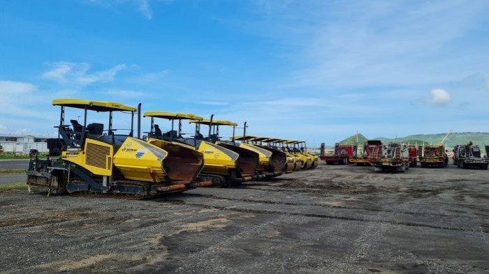 Berbagai alat berat untuk perbaikan sirkuit Mandalika sudah tiba di lokasi sirkuit.